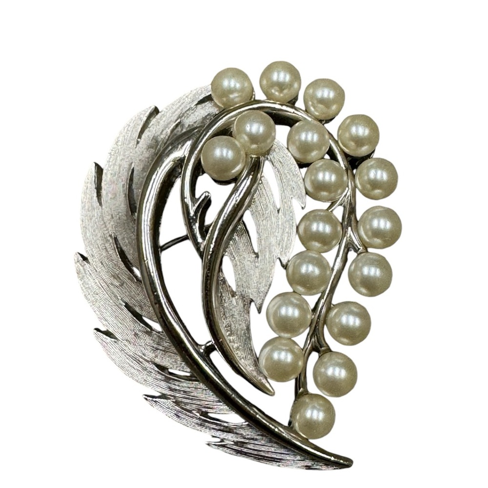 Crown Trifari vintage silver tone with pearl brooch pin